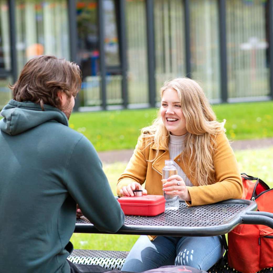 Studenten buiten op campus in pauzemoment