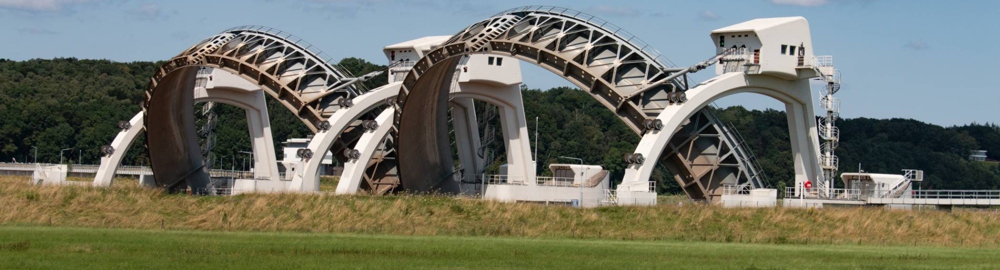 geopende stuw en sluis bij driel bij hoog water 2021 civiele techniek