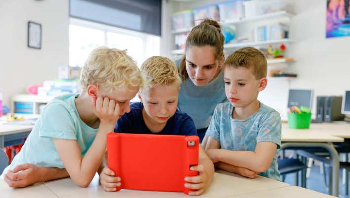 Juf en kinderen met Ipad