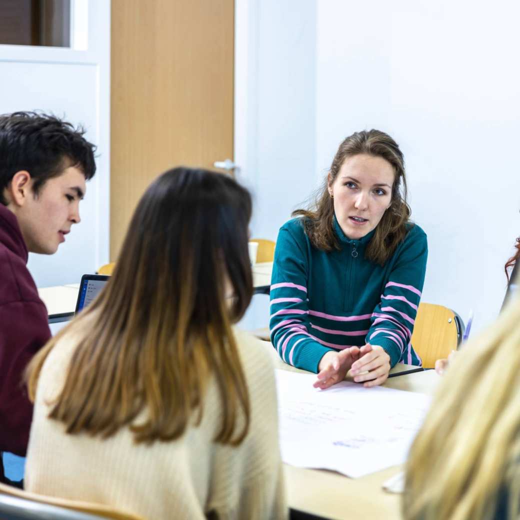 Een docent International Social Work legt de verschillen tussen Social Work en International Social Work uit.