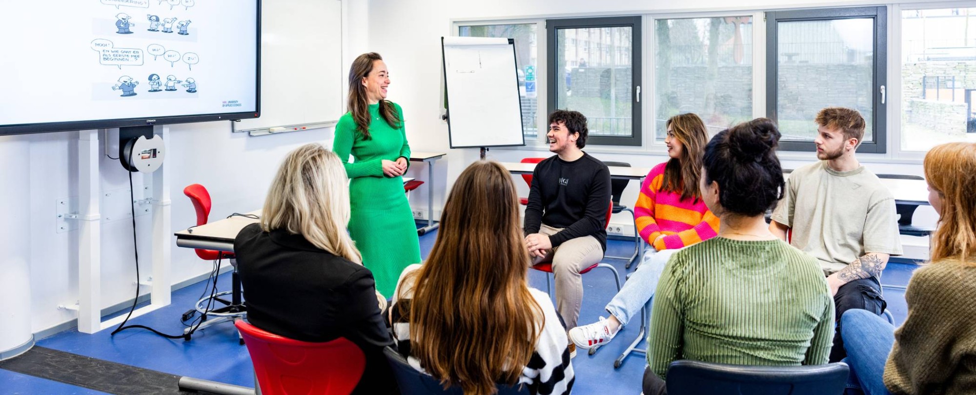 Studenten hbo Toegepaste Psychologie zitten in een kring in een klaslokaal op de HAN in Nijmegen