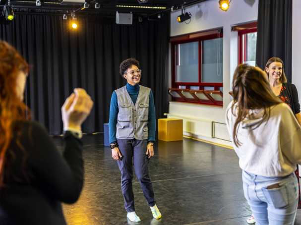 Vrouwelijke studenten HAN International-Social-Work volgens een creatief vak drama op de HAN, Kapittelweg 33