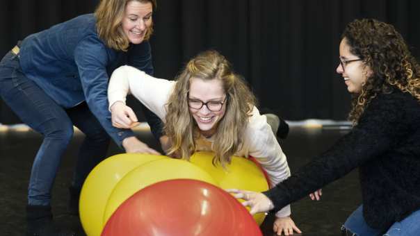 studenten psychomotorische therapie met ballen