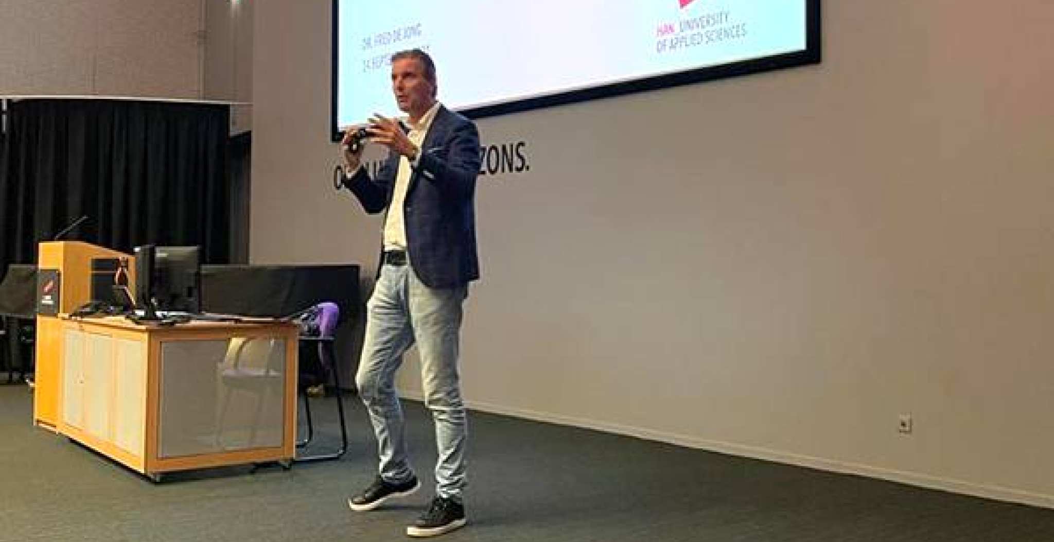 Foto van Fred de Jong tijdens lezing op 14 september 2021.