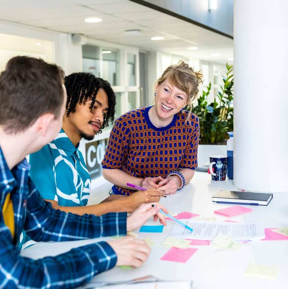 Studenten en docenten CMD bezig met postits in de C-vleugel