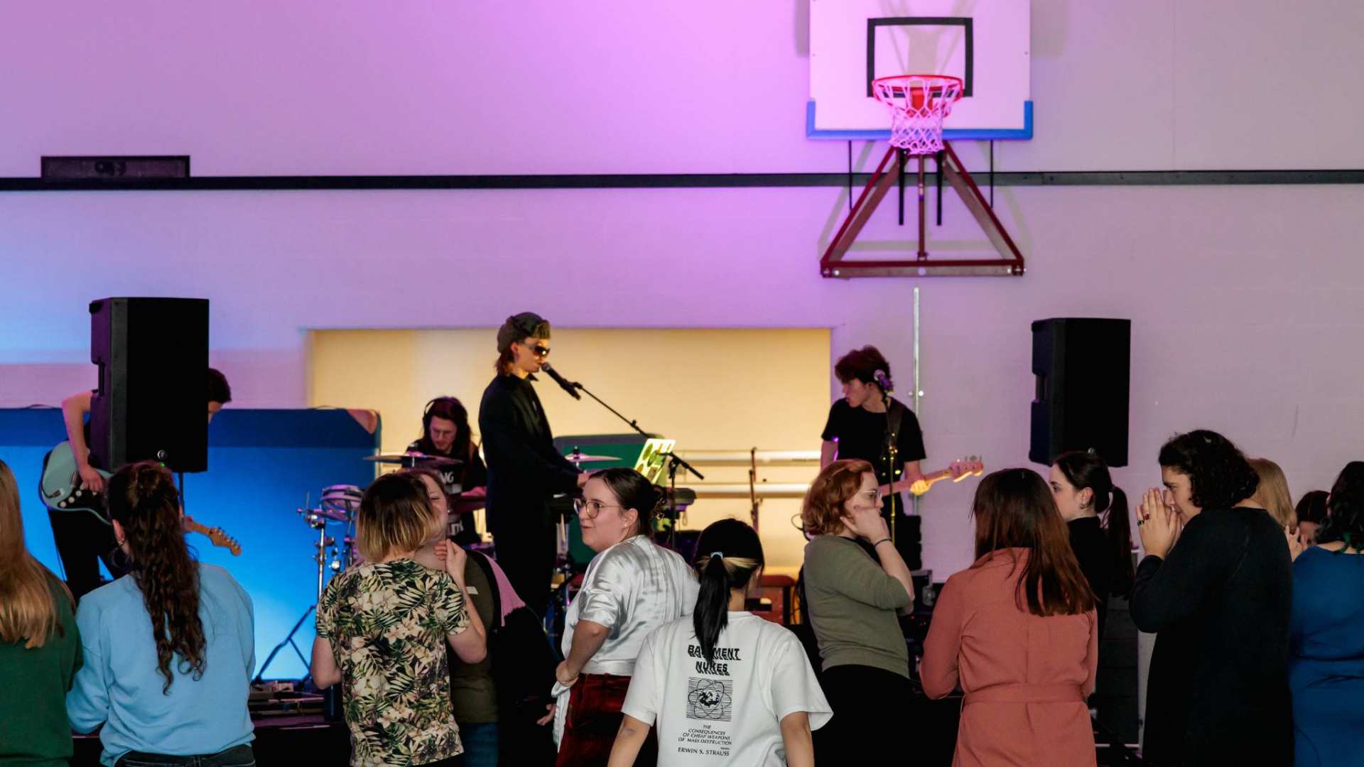 Band Dan Mango speelt muziek terwijl deelnemers in de gymzaal hier op dansen