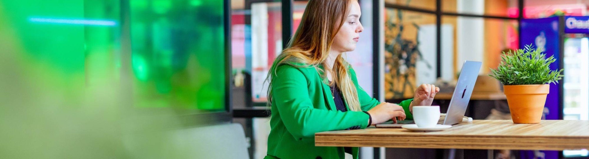 Deeltijdstudent aan het werk in de HANgar.