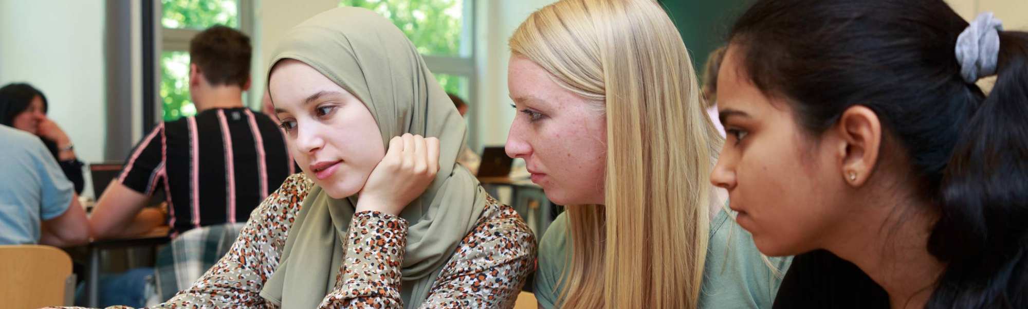 Studenten van de master Molecular Life Sciences Lisan Scholten, Nouhayla Belkassem en Jayashree Jayachandran overleggen tijdens een les