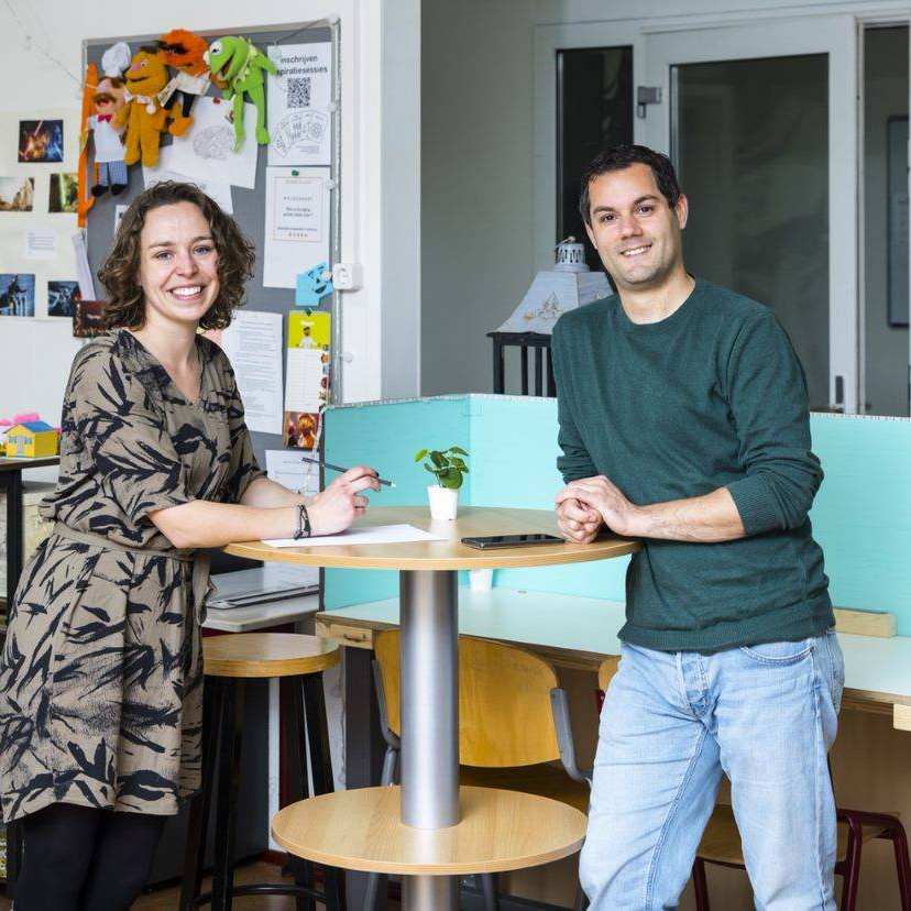 Maud Ras en Gijs van Hout staan aan tafel te praten over Kennislabs voor toekomstgericht onderwijs. Liggend beeld. Deze foto is uitsluitend te gebruiken voor het Jaaroverzicht. Wil je deze foto voor een ander doeleind gebruiken? Neem dan contact op met Mieke Leenders