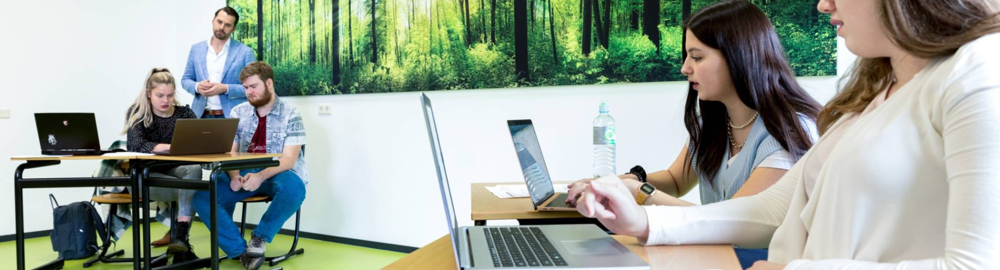 Studenten HAN Pabo Arnhem aan het werk op laptop.