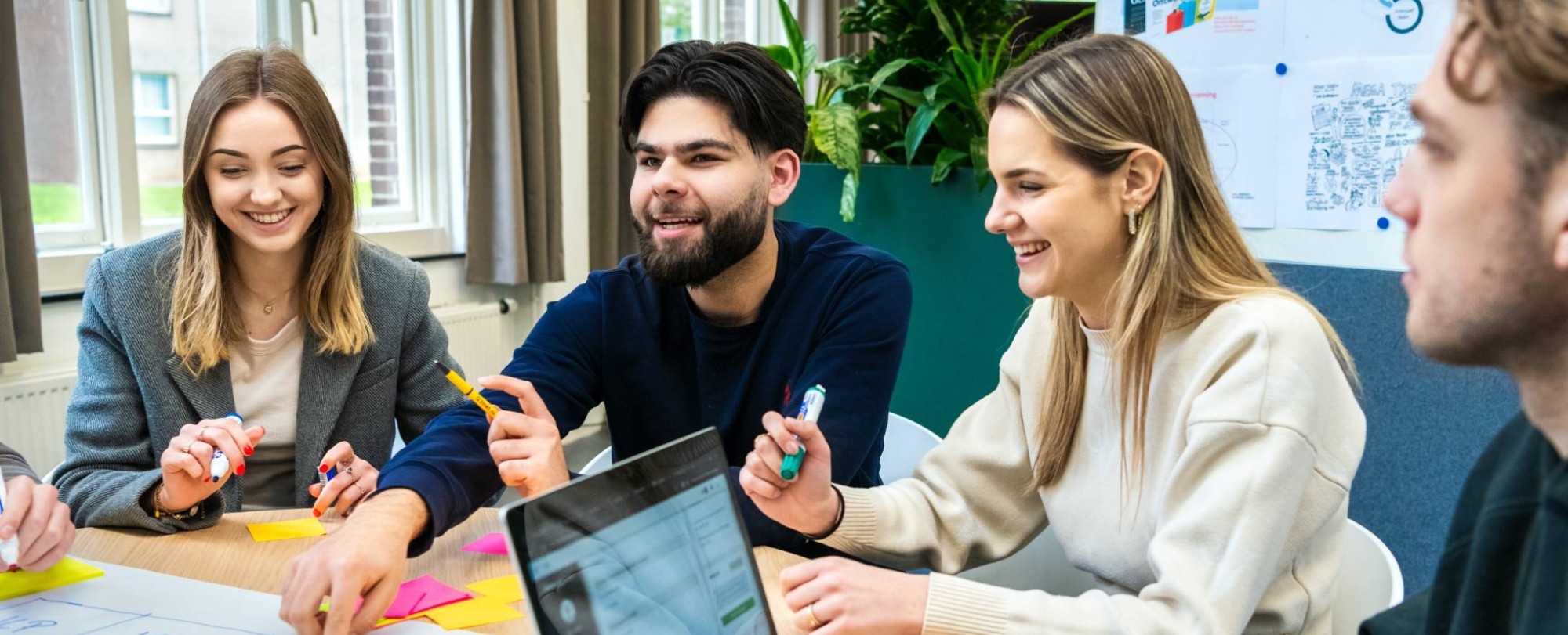 Ondernemerschap en Retail Management studenten in les