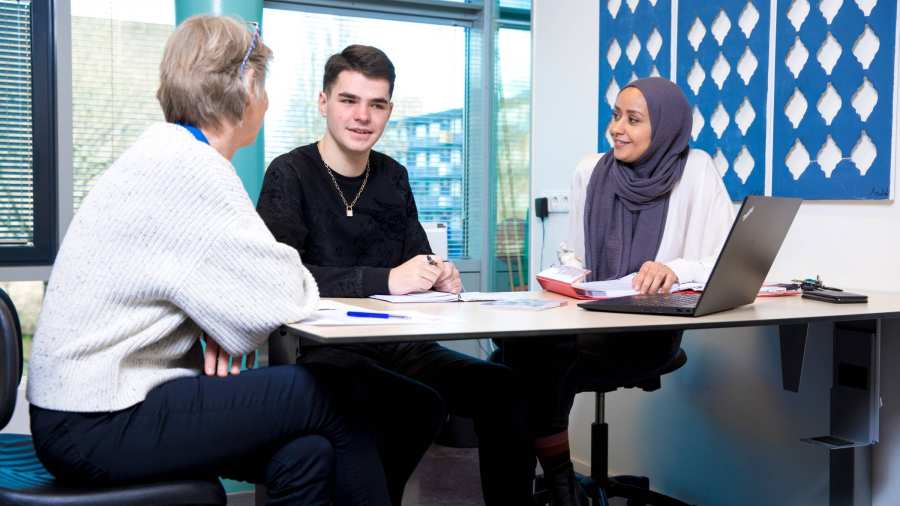 student in gesprek met wijkdocent en professional