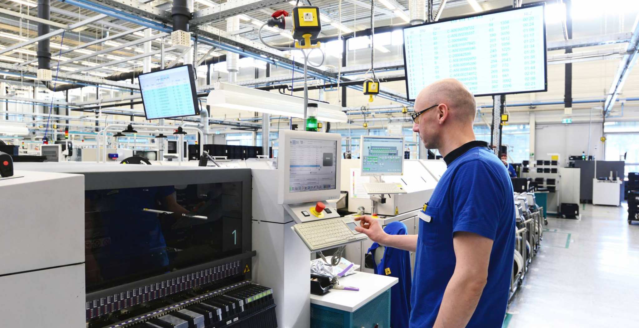 Operator aan Productielijn bij HighTech Fabriek