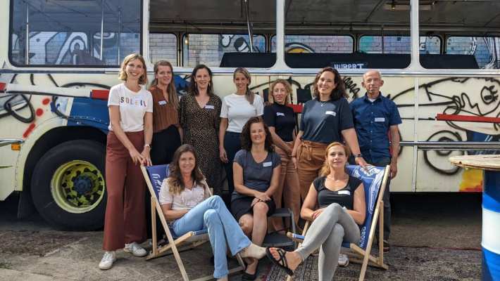 De 10 leercoaches van PZW voor een Herman Brood bus