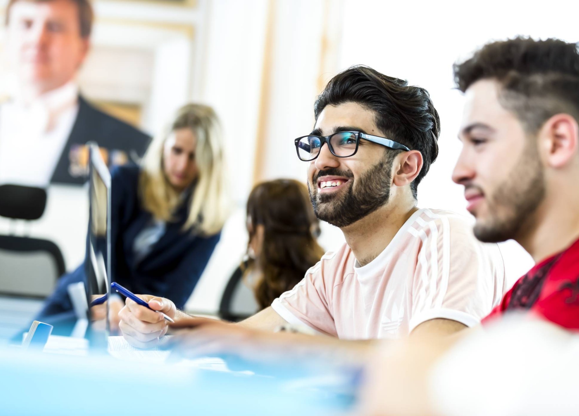 Deeltijdstudenten Rechten in een rechtzaal