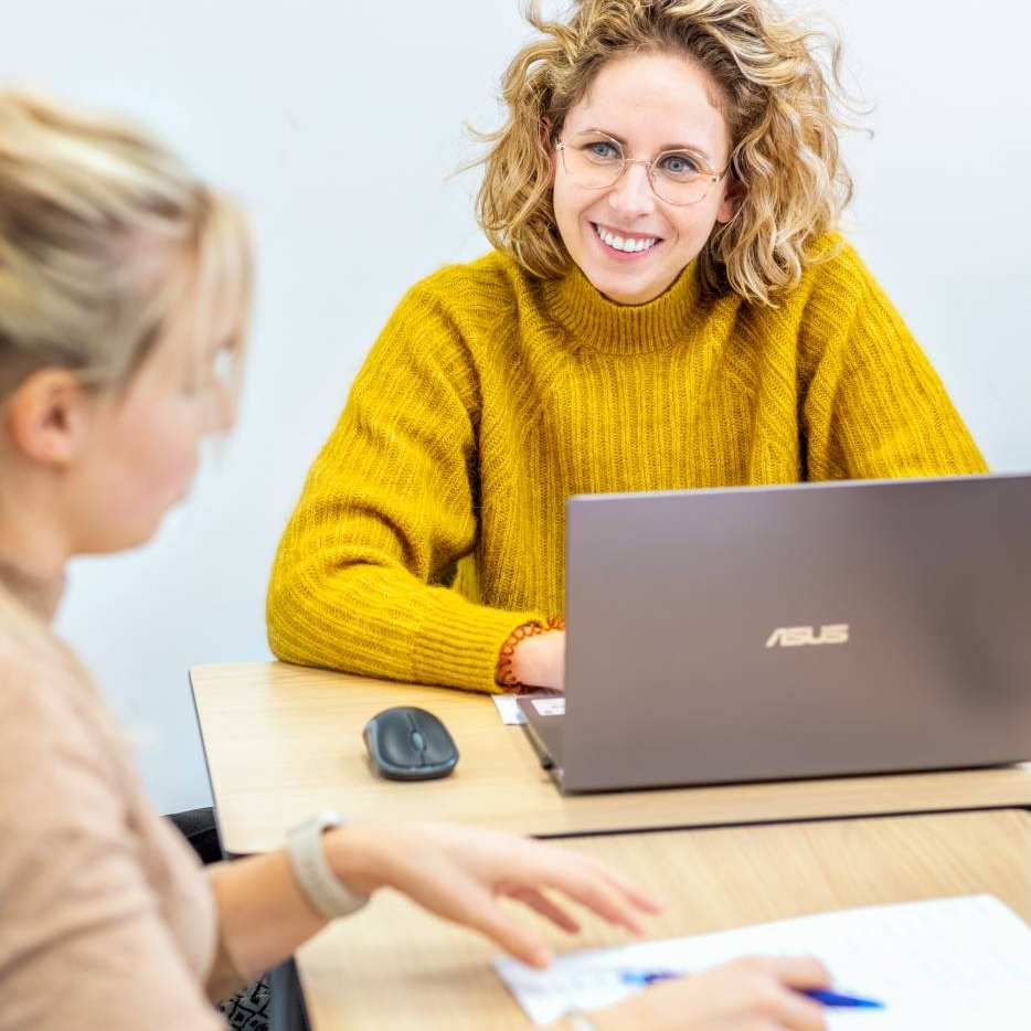 Twee studenten van de Master Advanced Nursing Practice overleggen samen tijdens de les onderzoek aan de HAN in Nijmegen