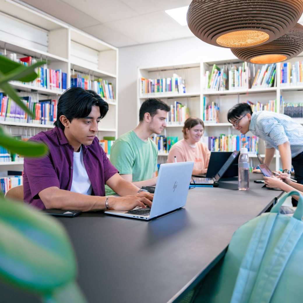 Deelttijdstudenten op de campus bestellen hun boeken.