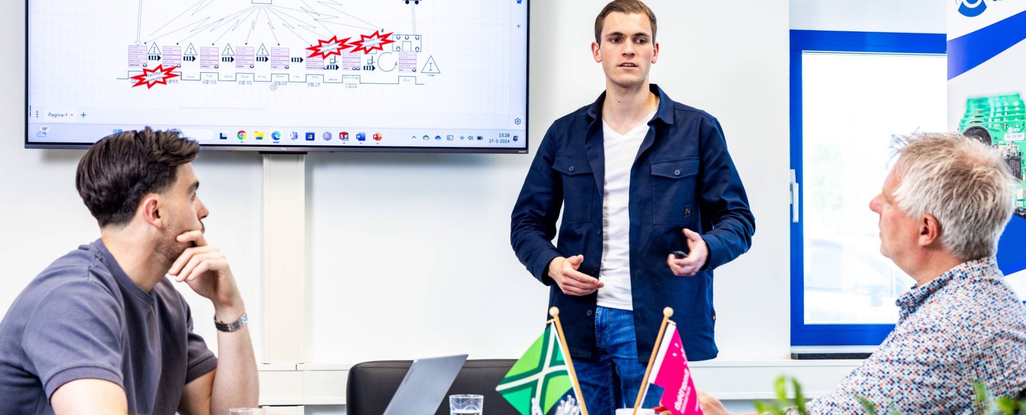 Technische Bedrijfskunde student Jort geeft een presentatie.