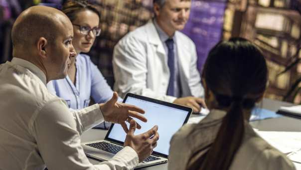 leidt een zakelijke bijeenkomst met collega's en medische professionals