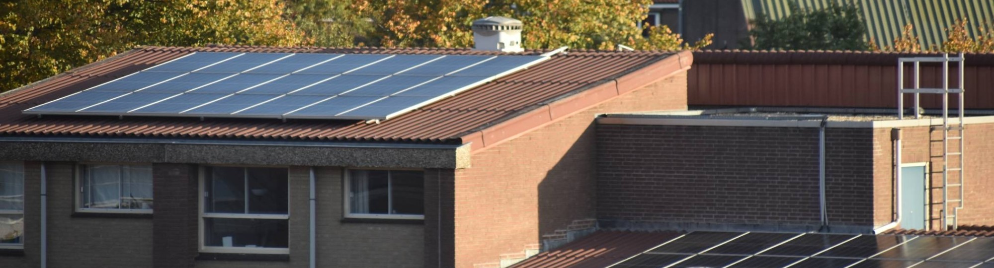 Zonnepanelen op een dak als headerfoto van de pagina Onze Kennis. Lees hier over de resultaten van het lectoraat Sociale Duurzame Praktijken.