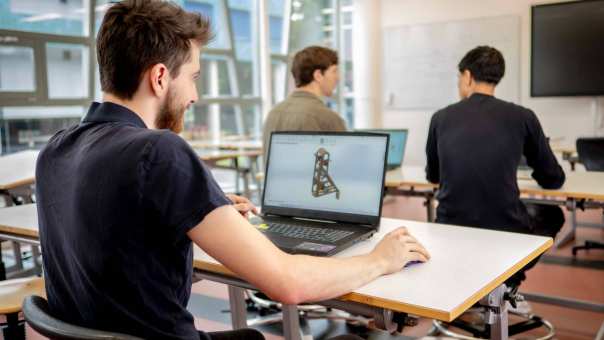 Student tekent met SOLIDWorks een 3D ontwerp