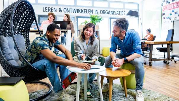 Studenten Learning and Development in Organisations (Opleidingskunde) in gesprek met de docent