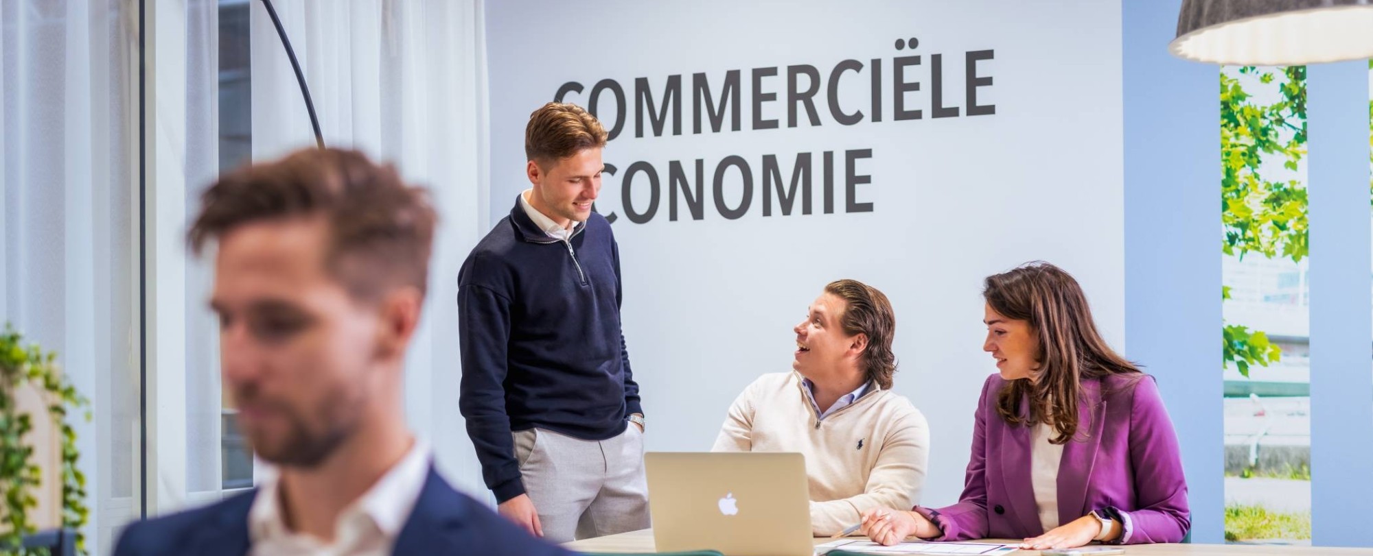 Deeltijdstudenten bachelor Commerciële Economie samen aan het werk in de lounge.