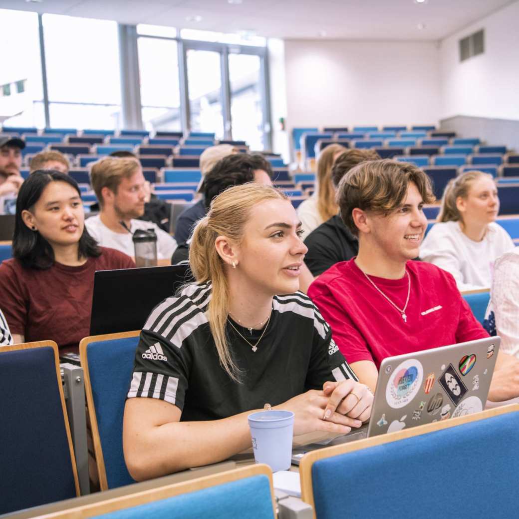 sport sportkunde alo studenten en docent in leslokaal of sportveld 2024