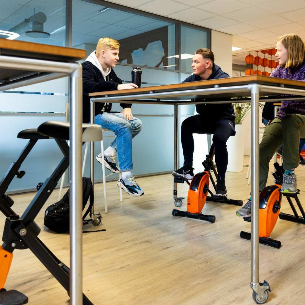 adsport studenten op vergaderfiets 2023