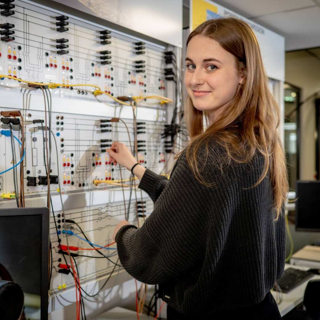 Master Sustainable Energy Engineering Systems studente Lisa bij de Lucas Nulle-panellen.