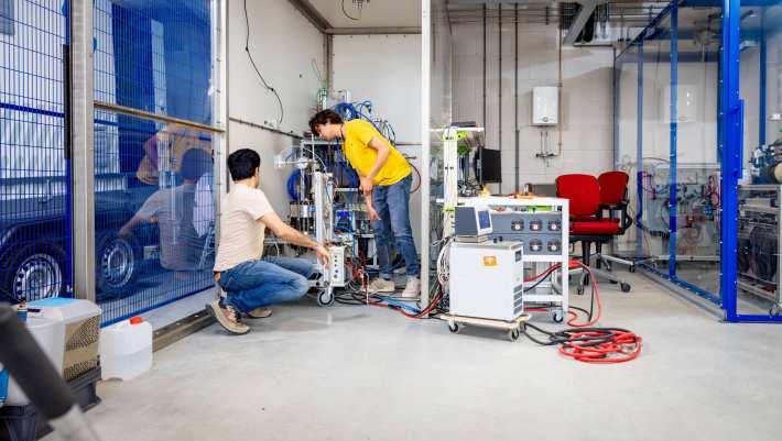 Studenten aan het werk op het Hydrogen lab bij HAN Connectr op het IPKW, samenwerken, waterstof