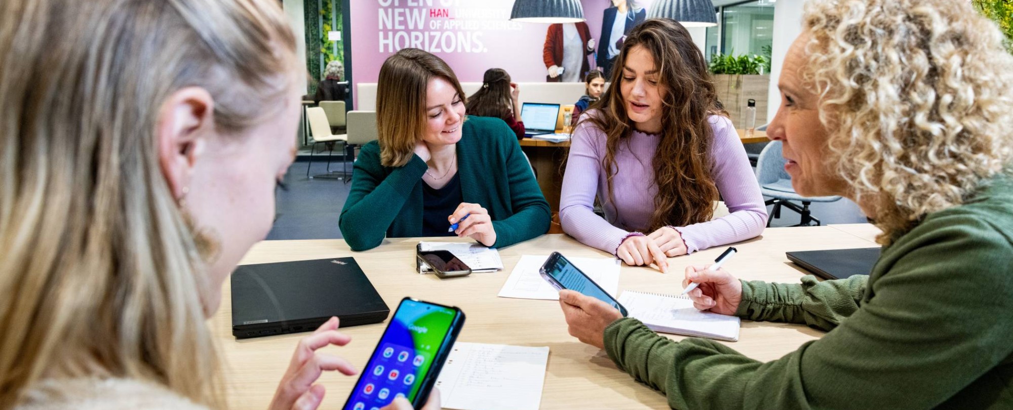 studenten van de opleiding logistiek les aan het volgen achter hun laptop