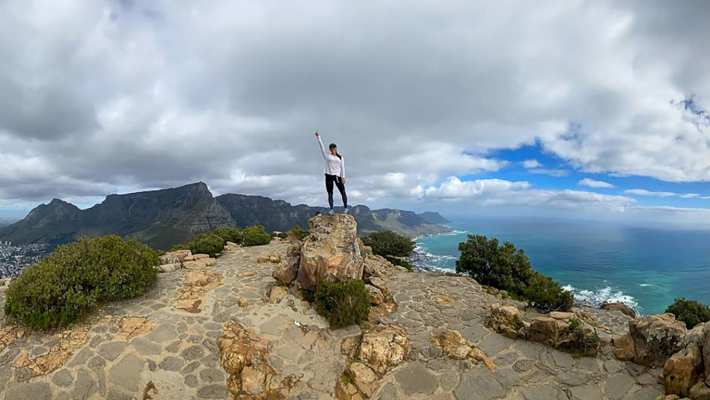 Sophia Petrocchi op de top van Lions Head, Kaapstad, Zuid-frika