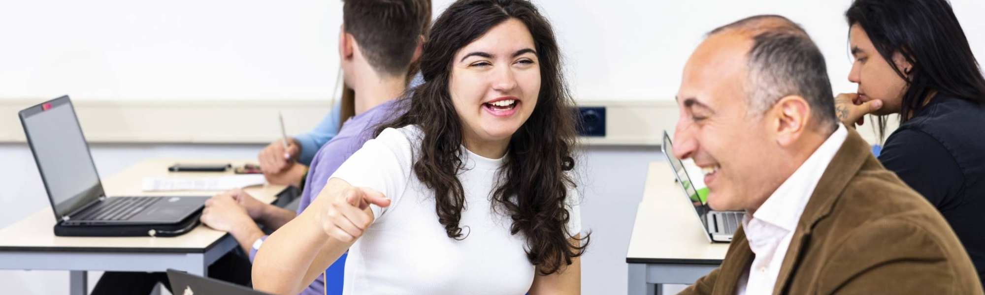 student in gesprek met docent