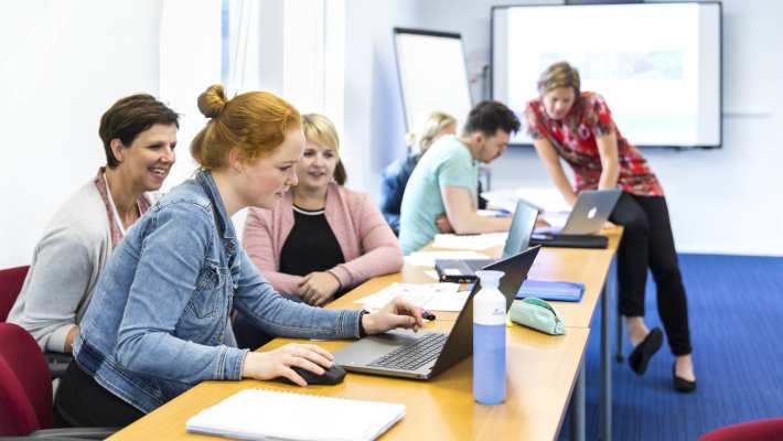 Studenten aan het werk tijdens een les