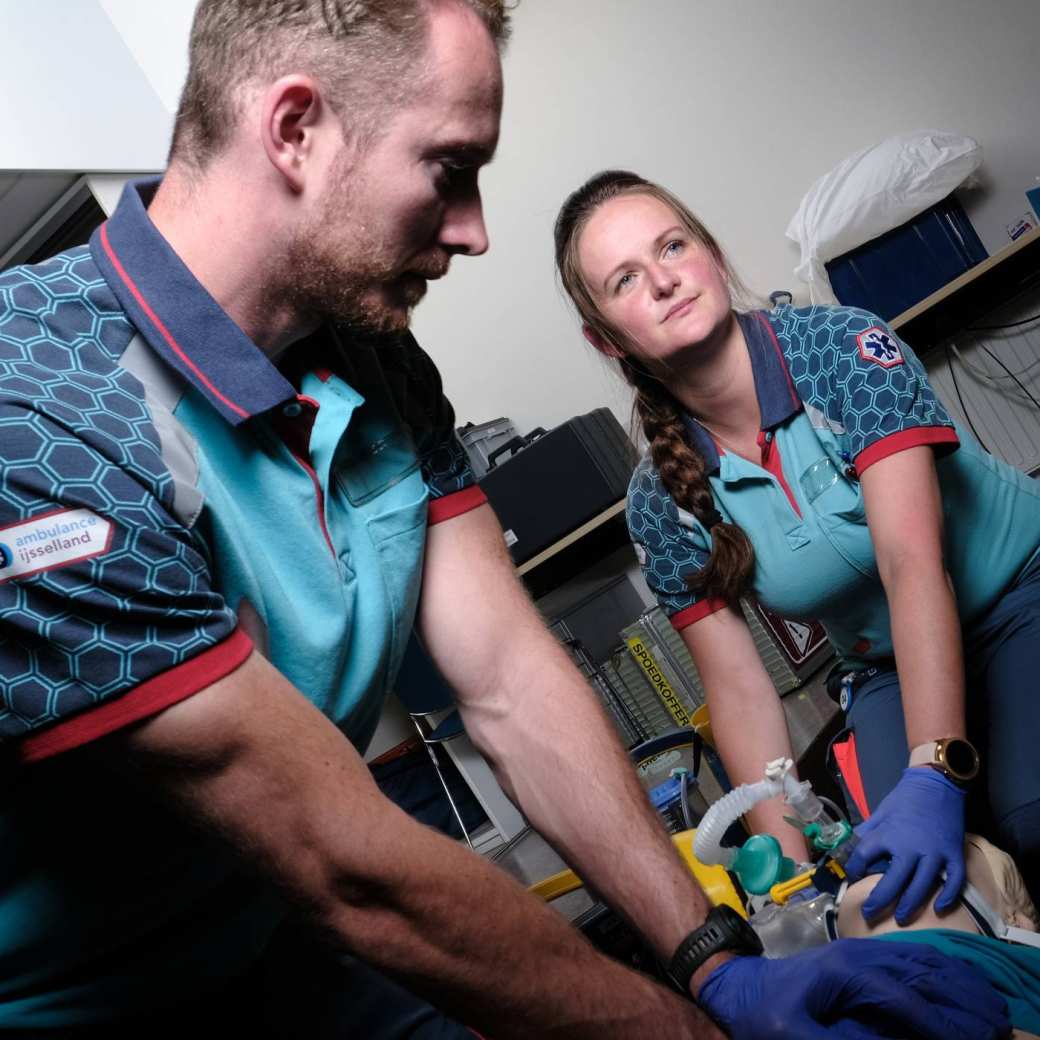 Ambulanceprofessionals voeren hartmassage uit.