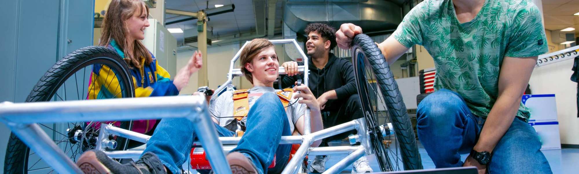 Automotive studenten werken aan vehicle eco marathon