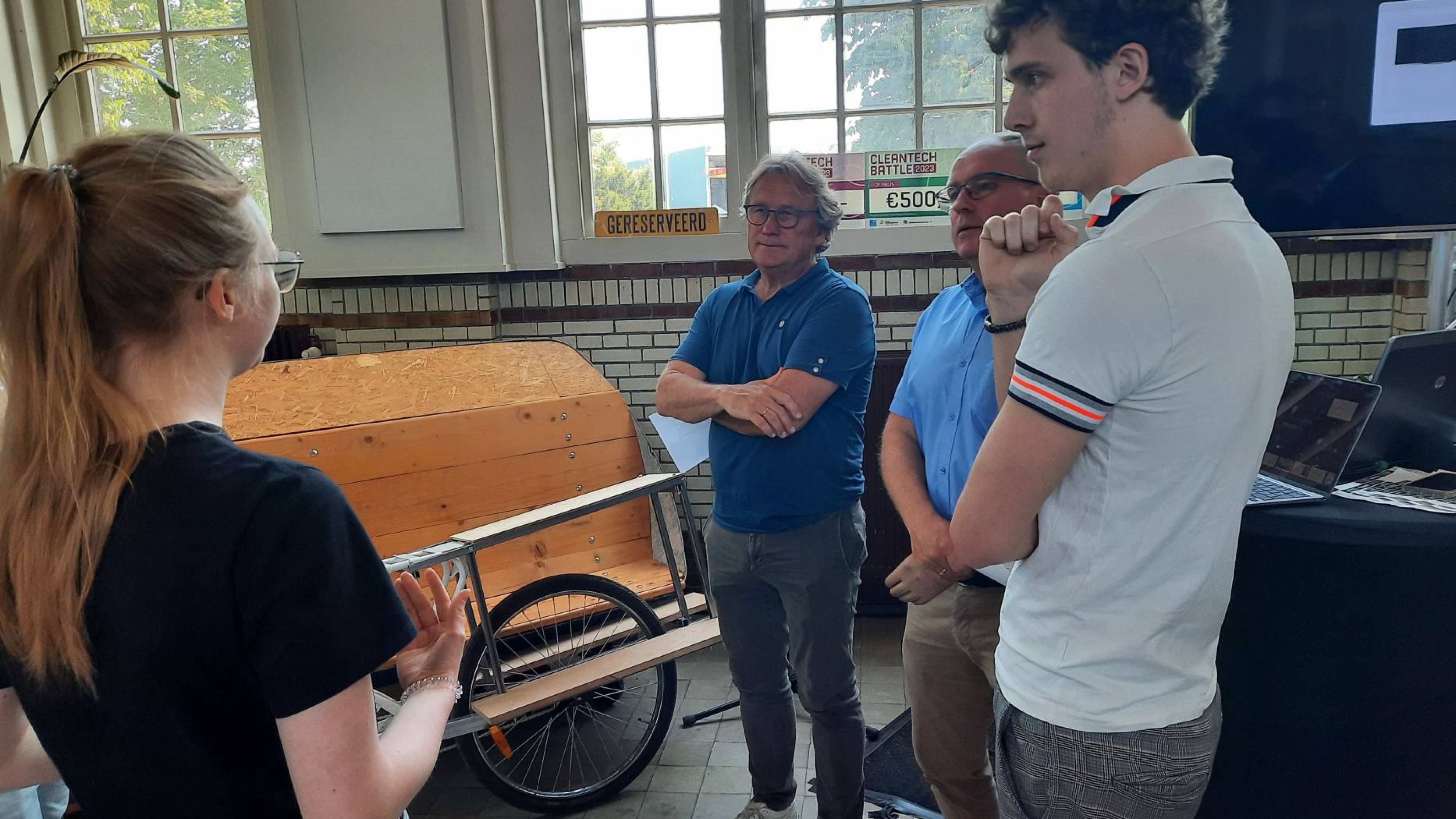 Rinke van Hoppe, HAN-student Industrieel Product Ontwerpen, geeft uitleg over de modulaire fiets in Afrika aan ondernemers tijdens Cleantech Battle 2023. Foto: Femmy van den Elsaker