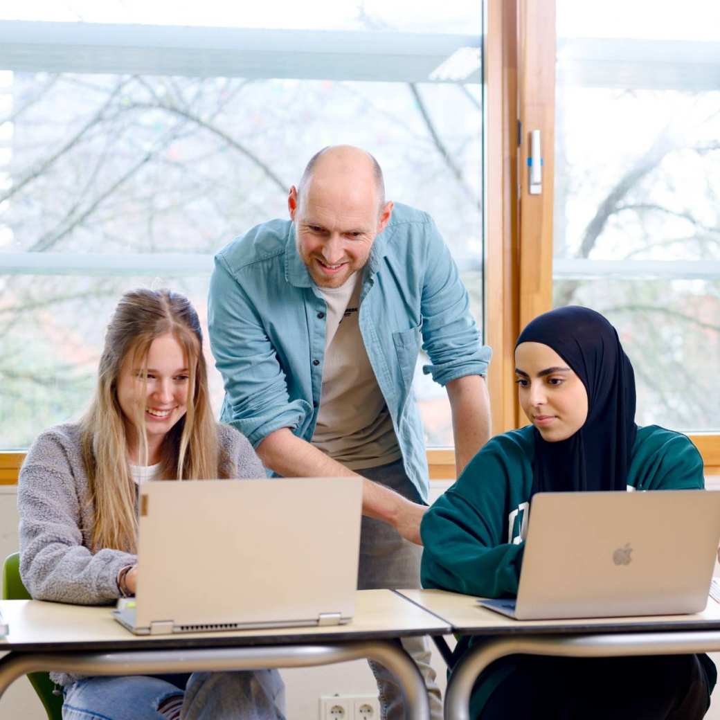 Docent praat met pabostudenten uit de februaristart.