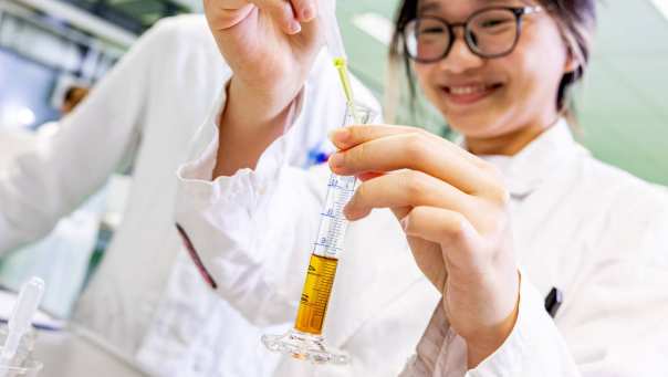 twee studenten werken samen in het chemielab