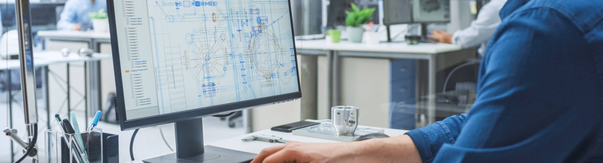 Beeld van ingenieur die op computer werkt met Cadsoftware