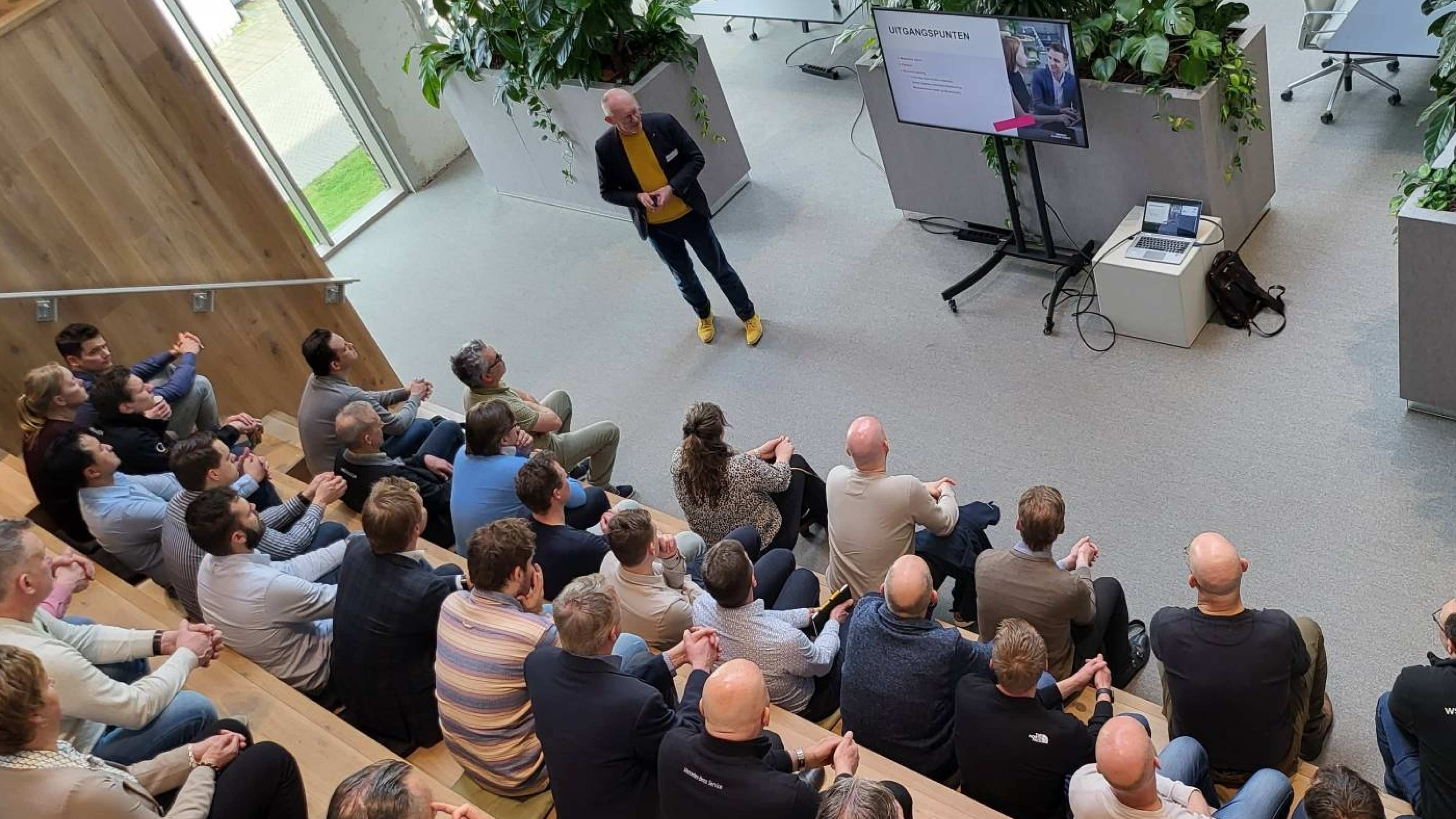 Werkplekcoaches van de deeltijdstudenten Engineering en Automotive zijn welkom geheten door Jeroen van Elburg, beleidsadviseur bij de HAN