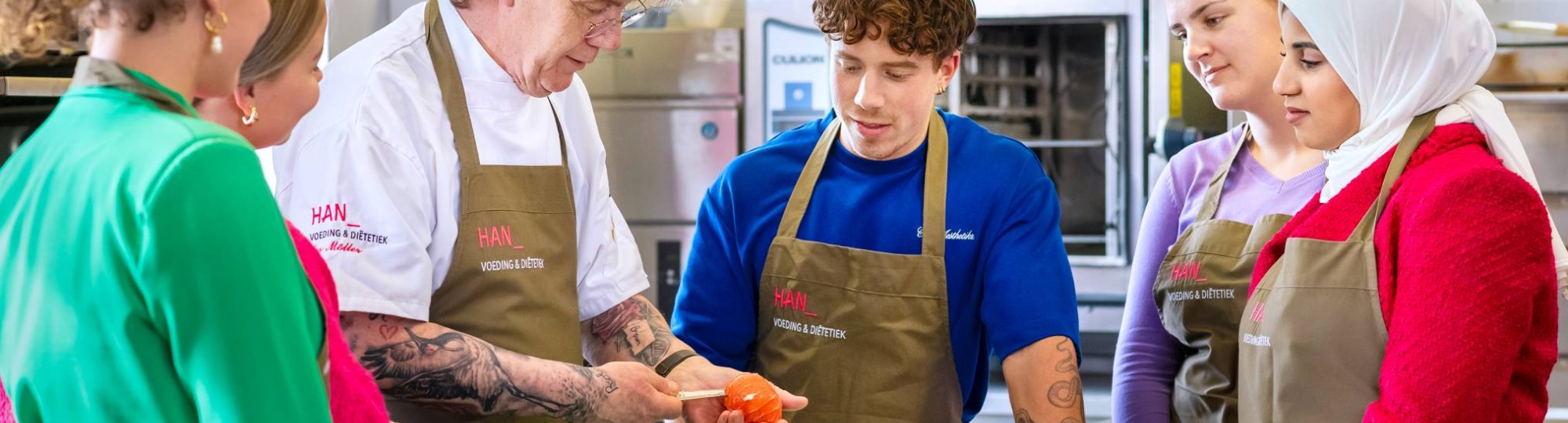 studenten samen in keuken