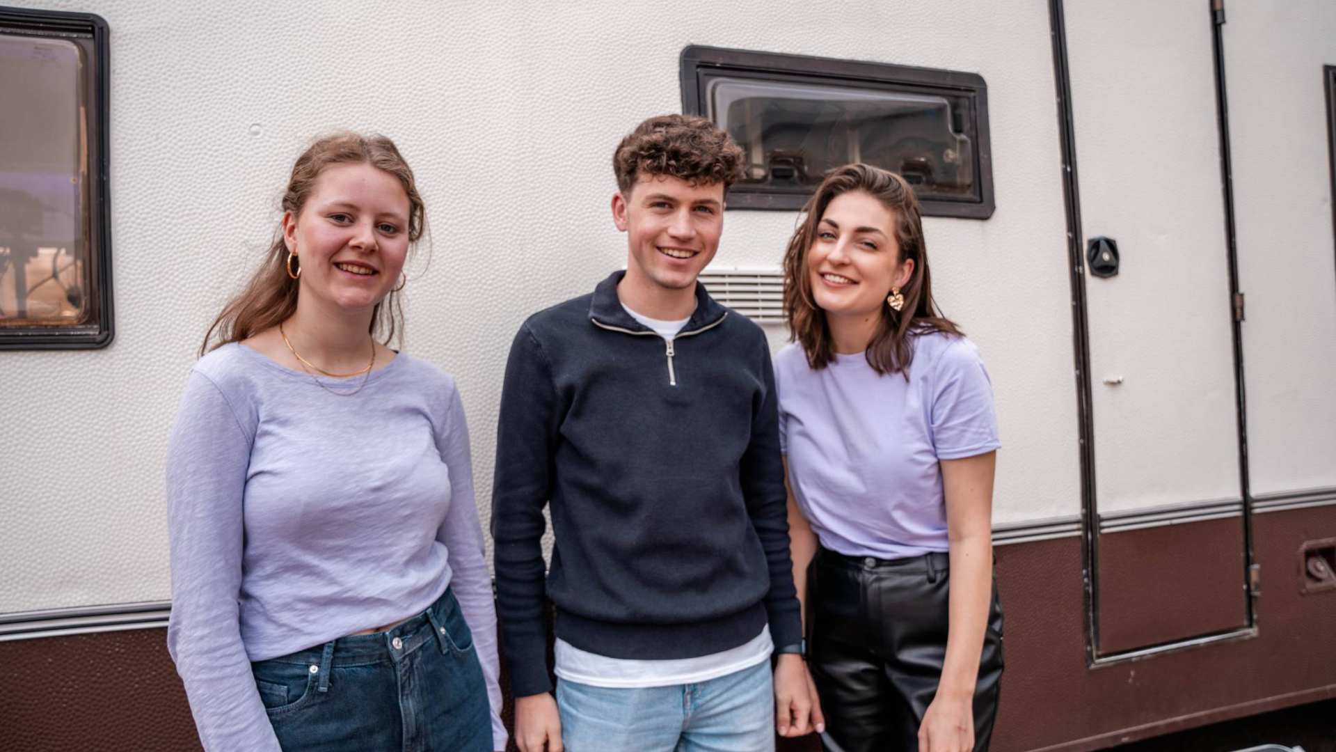 3 studenten van de opleiding commerciële economie voor de campus camper