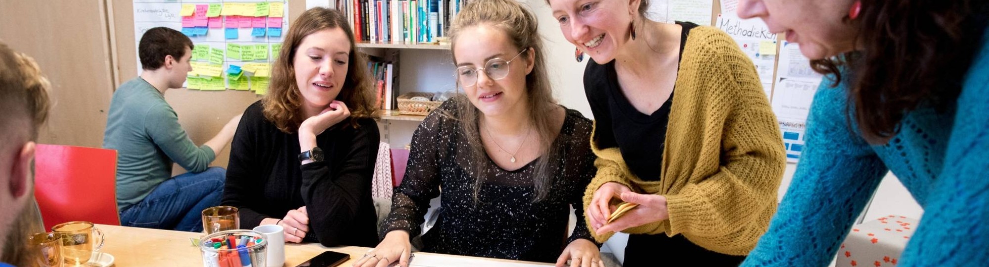 studenten werken samen aan een opdracht