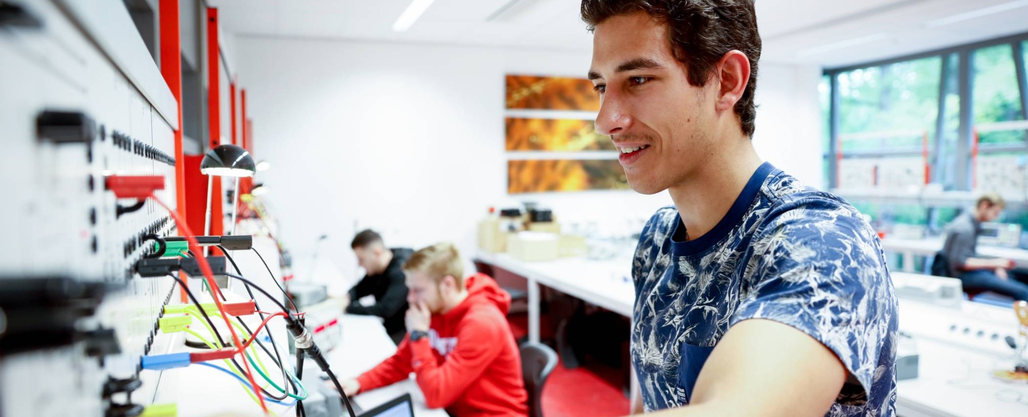 Student werkt aan technische opdracht, embedded engineering, electrical and electronic engineering 