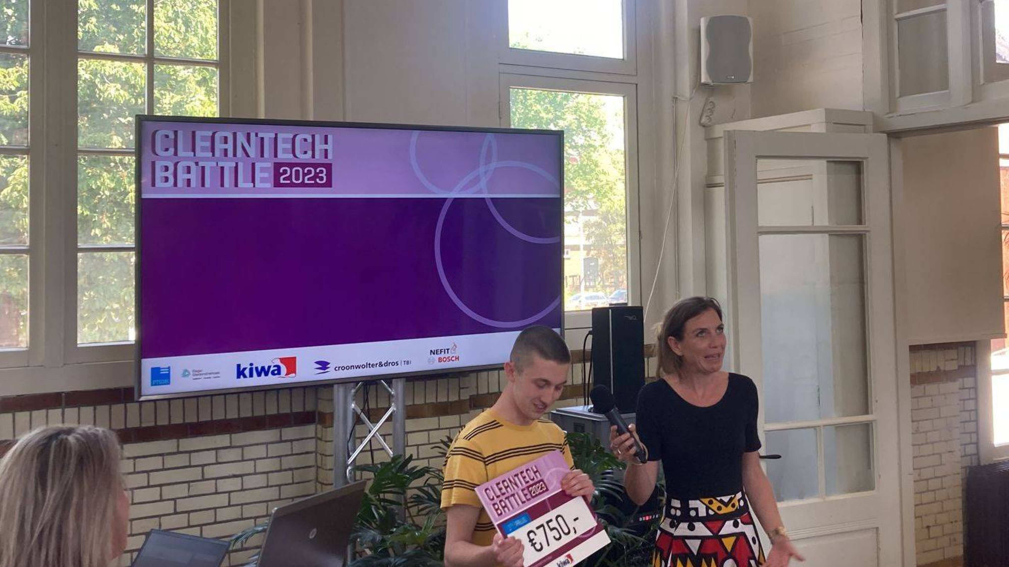 IPO-student Bart Wegh neemt de 1e prijs van de Cleantech Battle  in ontvangst: een cheque t.w.v. 750 euro voor zijn circulaire biobased vleermuiskast ontwerp. Naast hem staat Nina Dorigo, business developer Regio Stedendriehoek. Foto: Hans Schreuder