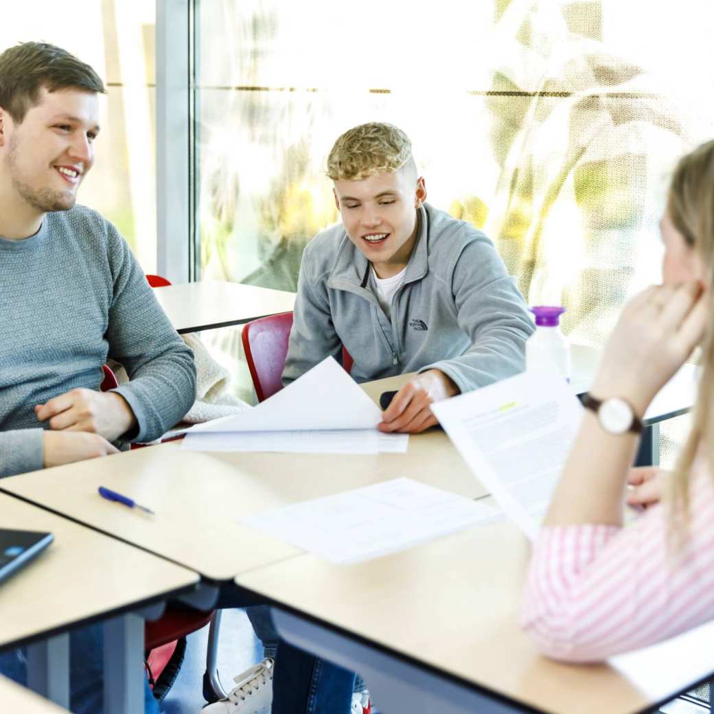 studenten in de les, HBO Rechten, economie, finance, klas, samenwerken, overleg, project