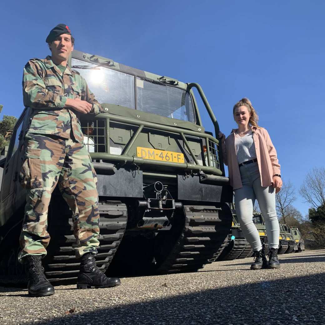 Student bij een leger tank