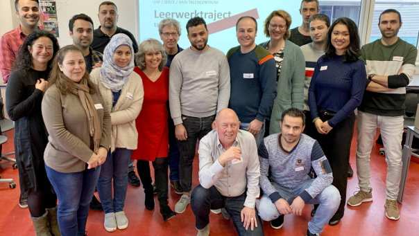 Groepsfoto startbijeenkomst Ad-opleiding Elektrotechniek voor studenten met vluchtelingenachtergrond. Samenwerking HAN SEECE UAF 